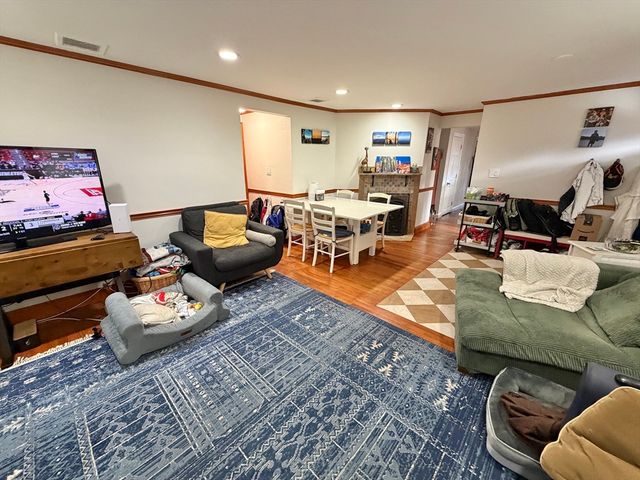 176 Upland Ave Single Fam, Newton, MA 02461