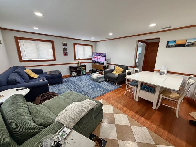 176 Upland Ave Single Fam, Newton, MA 02461