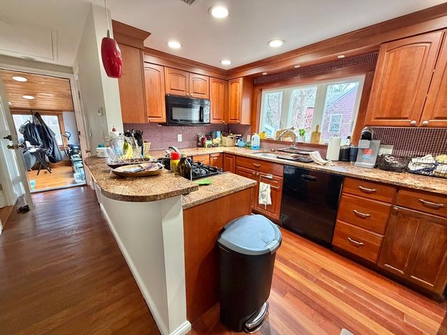 176 Upland Ave Single Fam, Newton, MA 02461