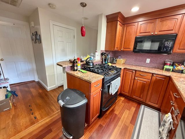 176 Upland Ave Single Fam, Newton, MA 02461