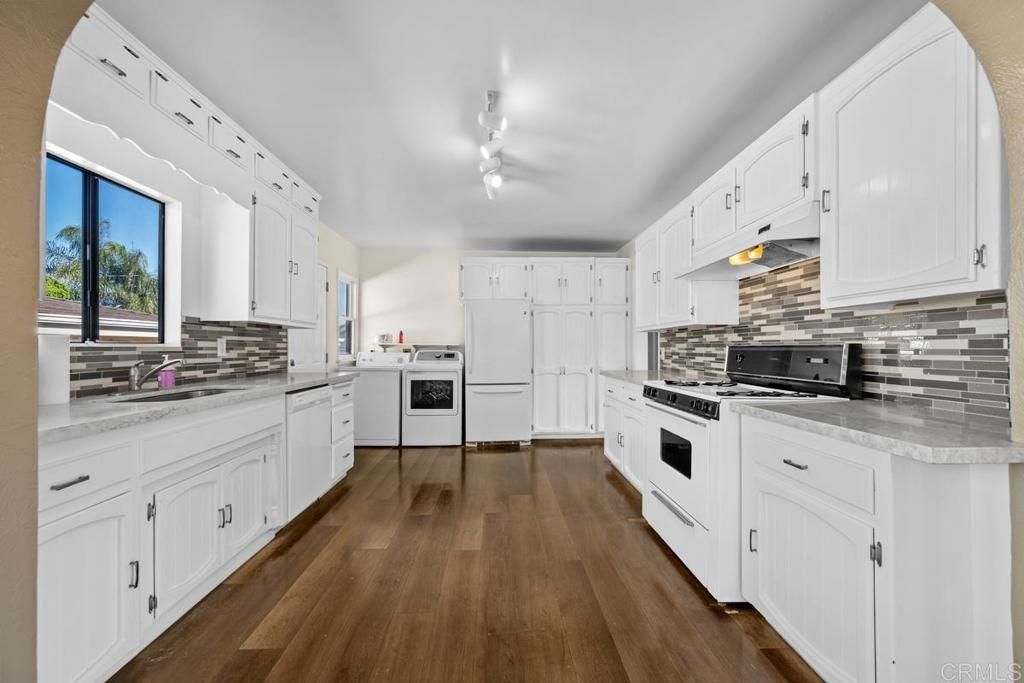 Image 27 of property listing at 110 S Hanford Street, San Pedro, CA 90732