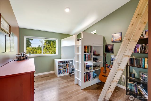 10045 9th Avenue SW, Seattle, WA 98146