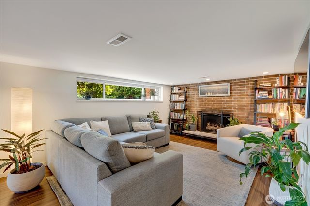 10045 9th Avenue SW, Seattle, WA 98146