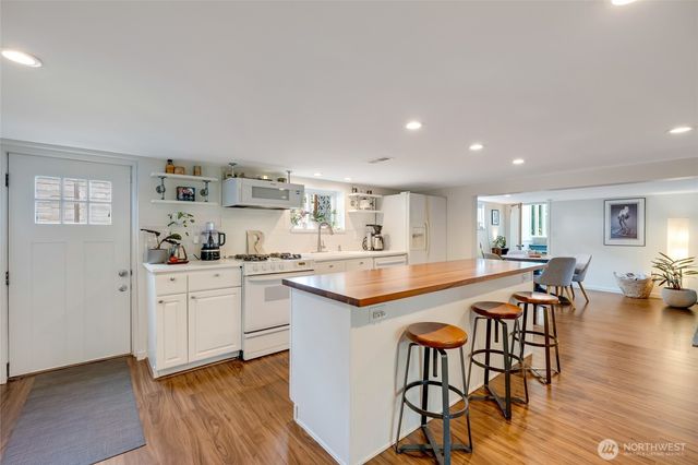 10045 9th Avenue SW, Seattle, WA 98146