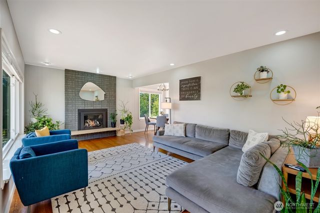 10045 9th Avenue SW, Seattle, WA 98146