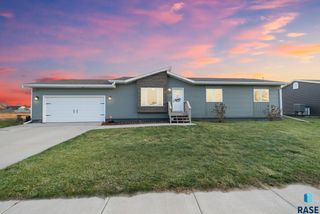5001 W Bent Grass St St Street, Sioux Falls, SD 57107