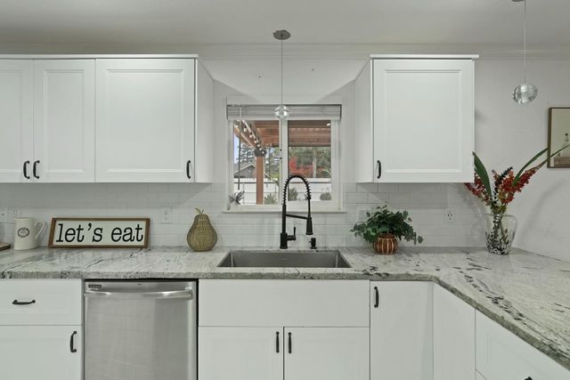 1754 Carignane Way, Escalon, CA 95320