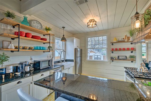 1460 W Allen Avenue, Fort Worth, TX 76110