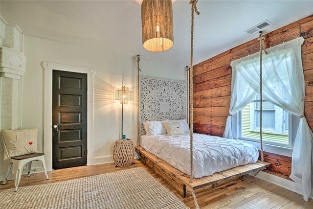 1460 W Allen Avenue, Fort Worth, TX 76110