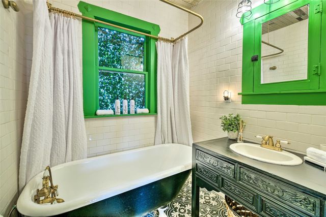 1460 W Allen Avenue, Fort Worth, TX 76110