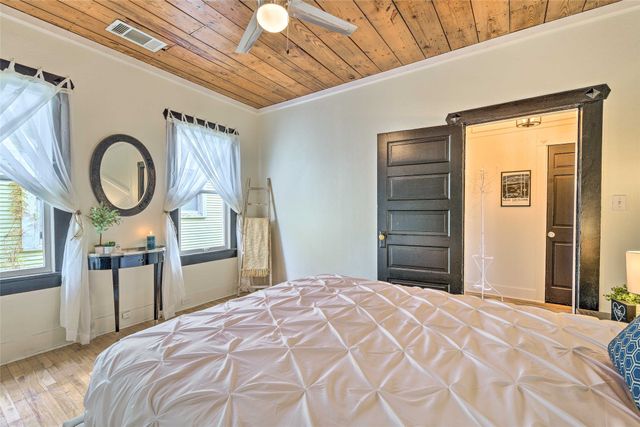 1460 W Allen Avenue, Fort Worth, TX 76110