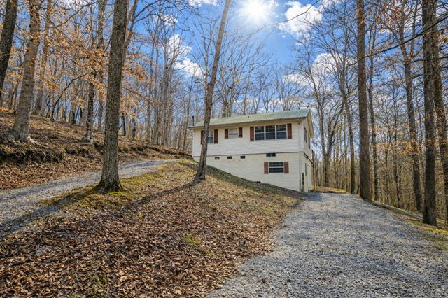 1377 Four Seasons Dr, Smithville, TN 37166