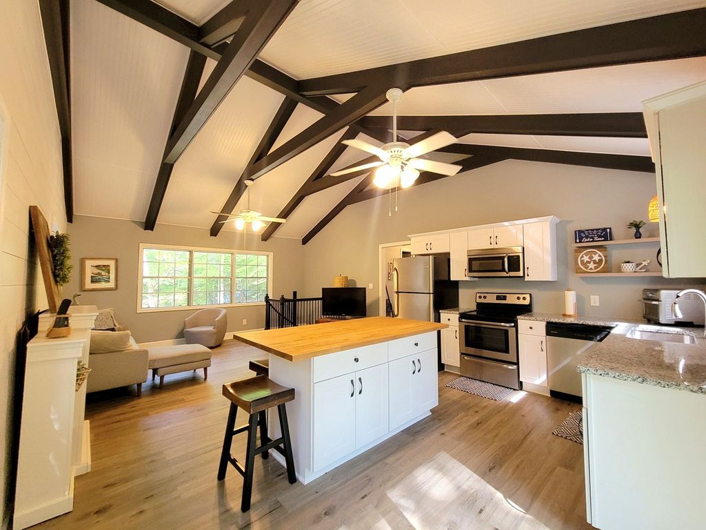 1377 Four Seasons Dr, Smithville, TN 37166