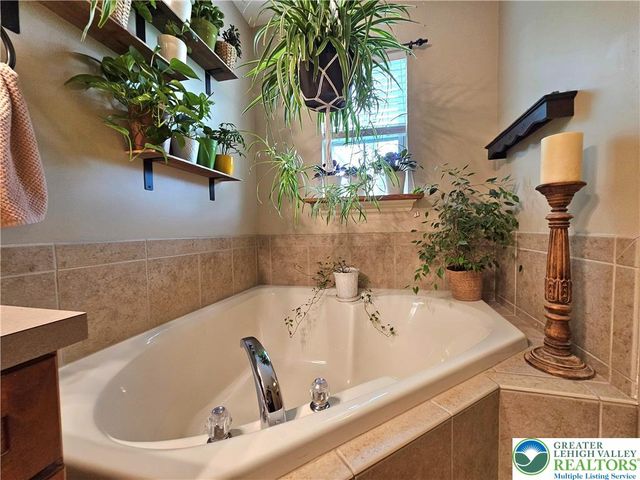 127 Willow Drive, Palmer Twp, PA 18045
