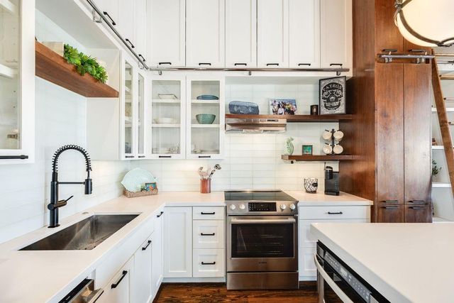 2400 Mechanic Street 402, Galveston, TX 77550
