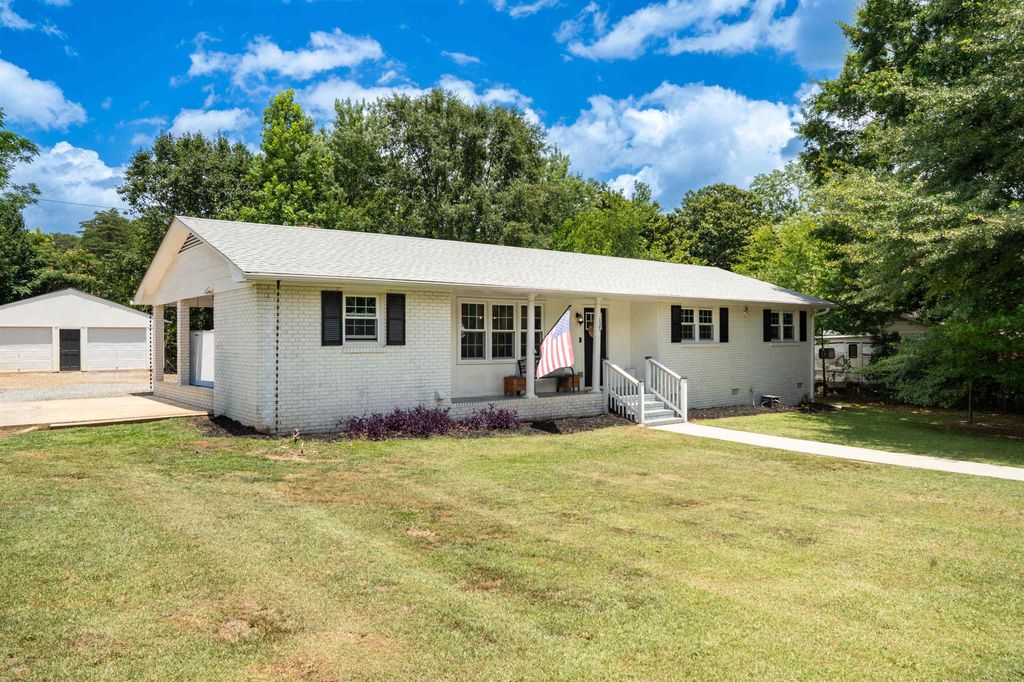 137 Center Street, Inman, SC 29349