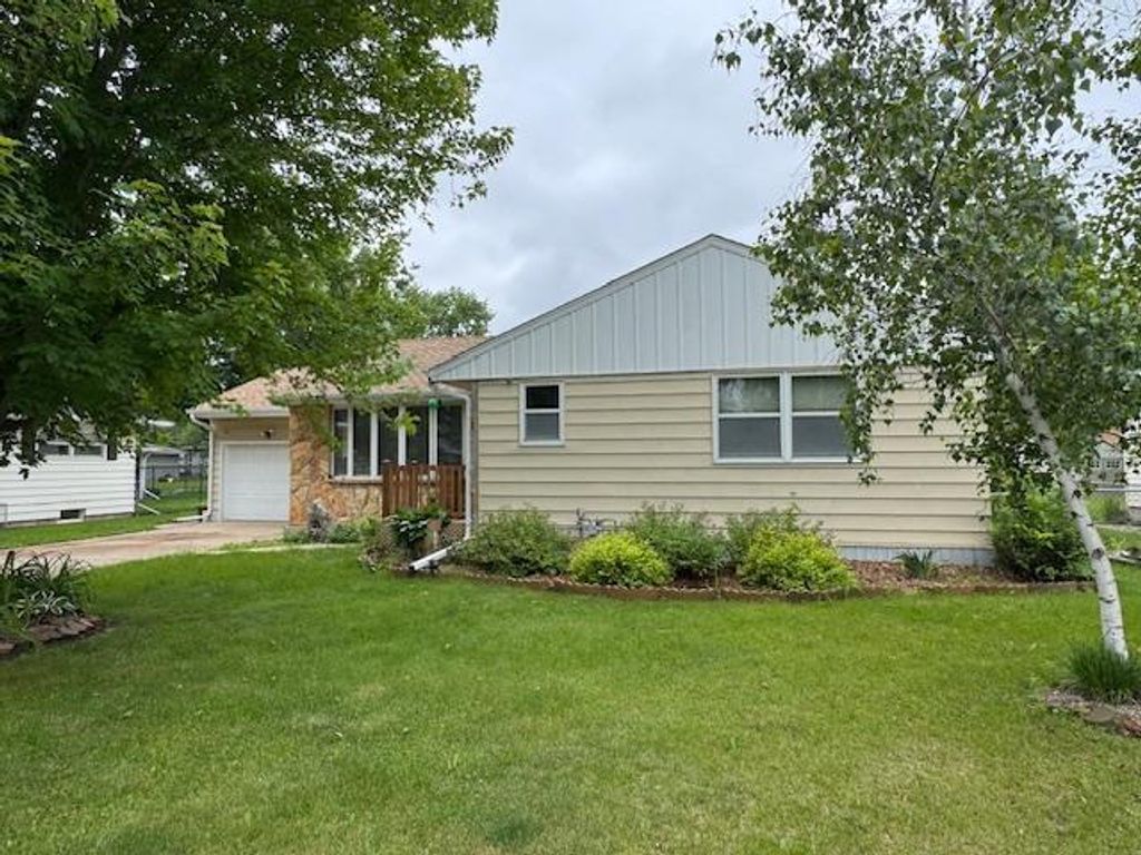 137 20th Avenue S, Saint Cloud, MN 56301