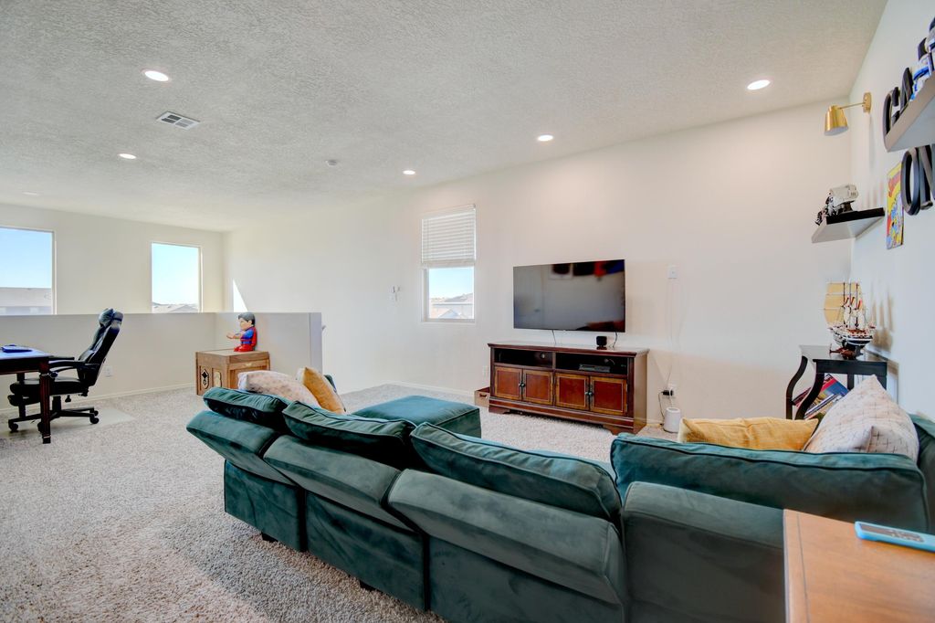 Image 17 of property listing at 2717 Camino Plata Loop NE, Rio Rancho, NM 87144