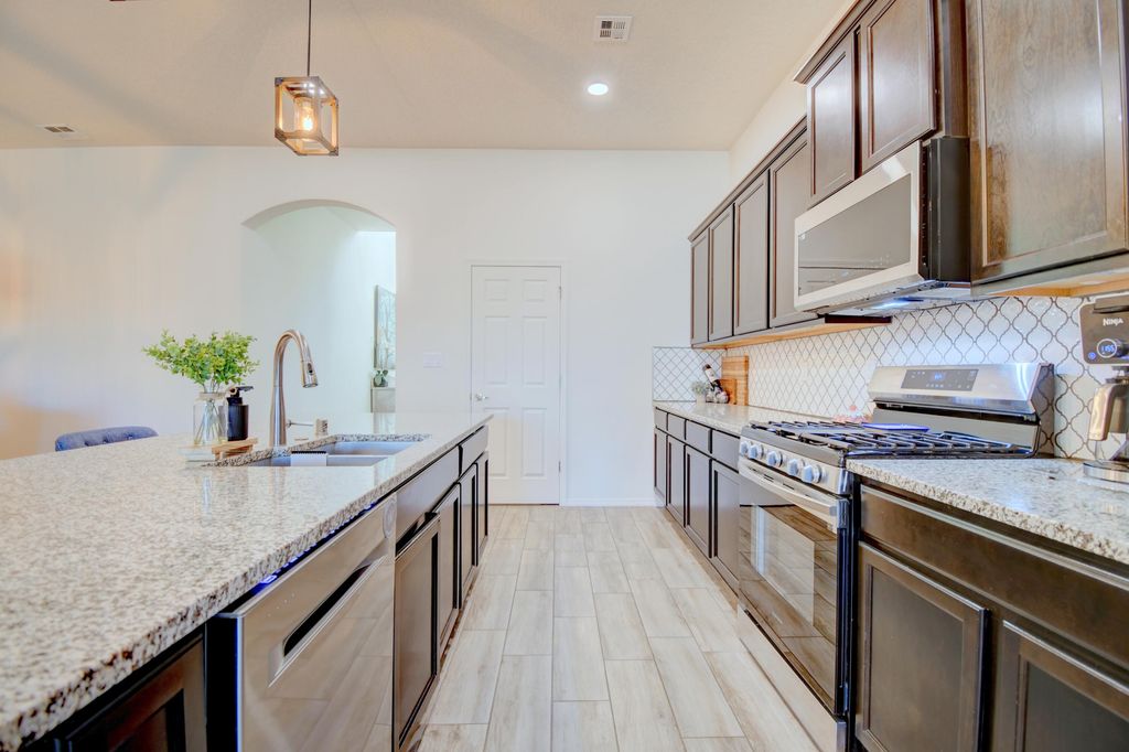 Image 8 of property listing at 2717 Camino Plata Loop NE, Rio Rancho, NM 87144