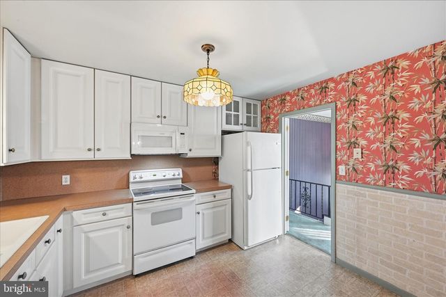 1828 CROOKED OAK DR, Lancaster, PA 17601