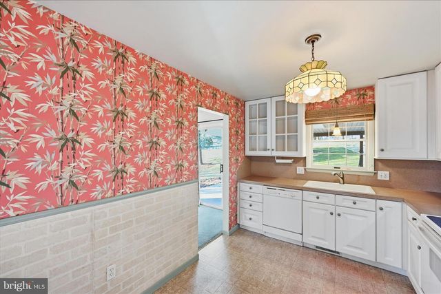 1828 CROOKED OAK DR, Lancaster, PA 17601