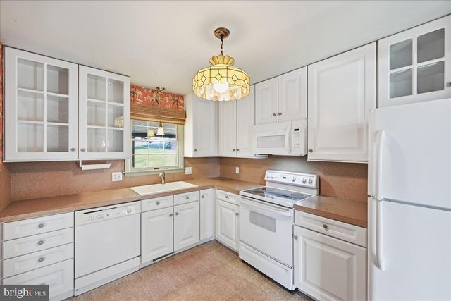 1828 CROOKED OAK DR, Lancaster, PA 17601