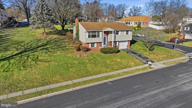 1828 CROOKED OAK DR, Lancaster, PA 17601