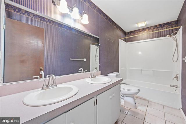 1828 CROOKED OAK DR, Lancaster, PA 17601