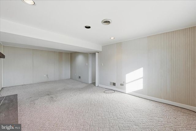 1828 CROOKED OAK DR, Lancaster, PA 17601