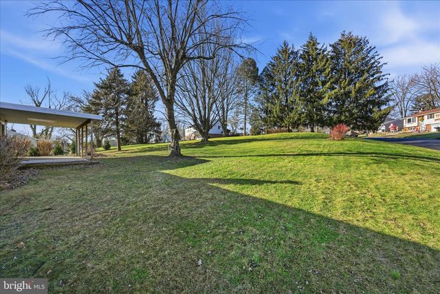 1828 CROOKED OAK DR, Lancaster, PA 17601