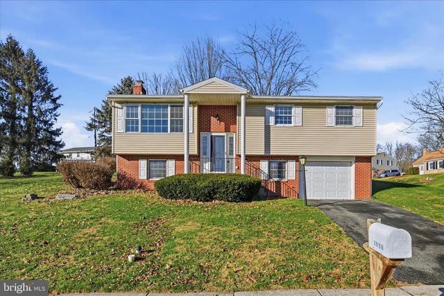 1828 CROOKED OAK DR, Lancaster, PA 17601