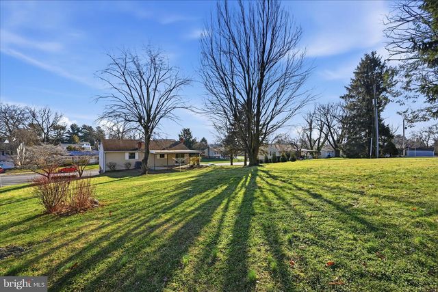 1828 CROOKED OAK DR, Lancaster, PA 17601