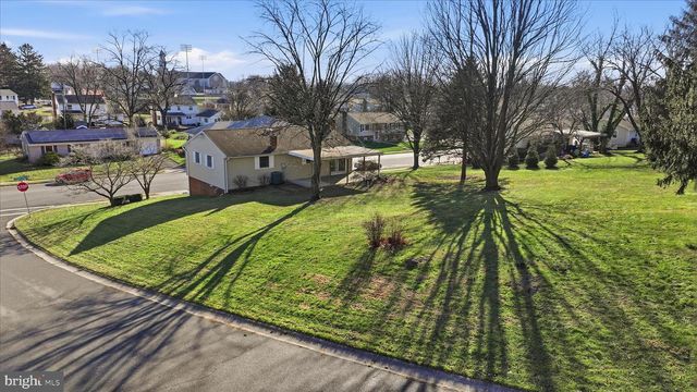 1828 CROOKED OAK DR, Lancaster, PA 17601