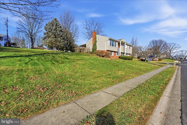 1828 CROOKED OAK DR, Lancaster, PA 17601