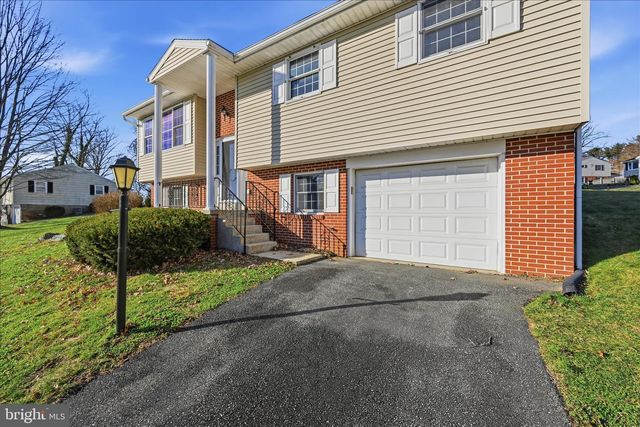 1828 CROOKED OAK DR, Lancaster, PA 17601