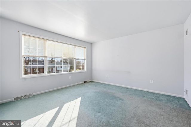 1828 CROOKED OAK DR, Lancaster, PA 17601