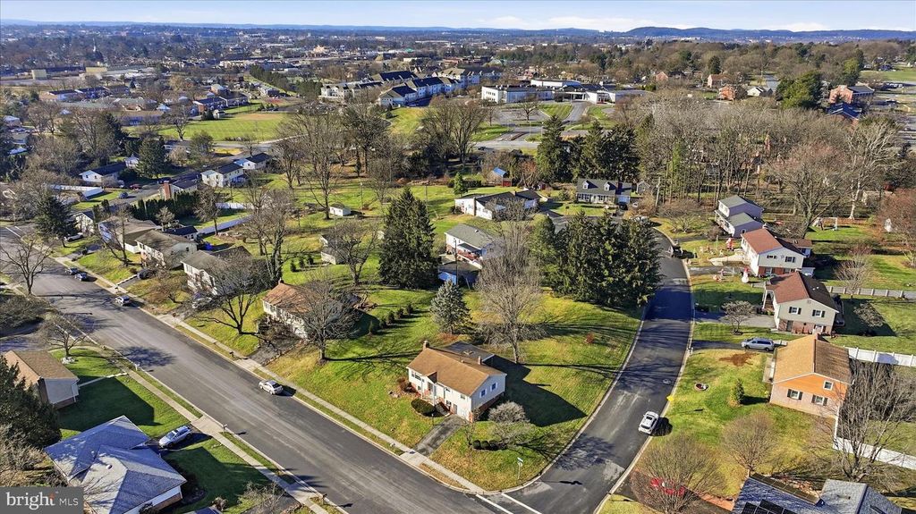 1828 CROOKED OAK DR, Lancaster, PA 17601