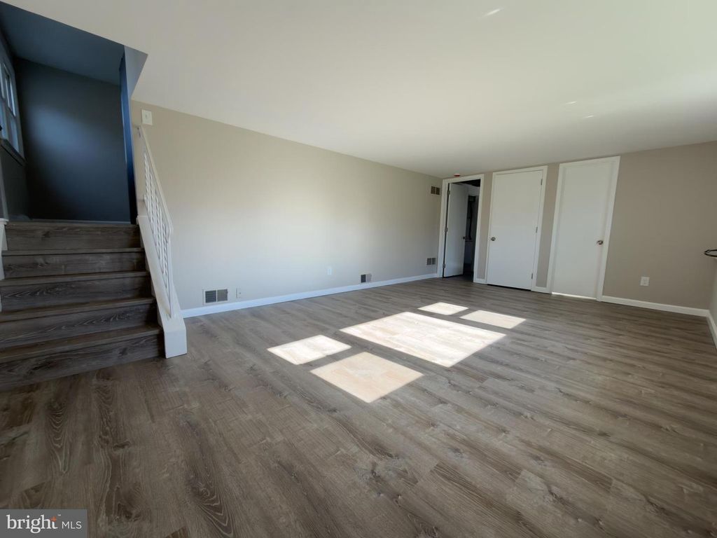 Image 12 of property listing at 6 YEATES DR, New Castle, DE 19720