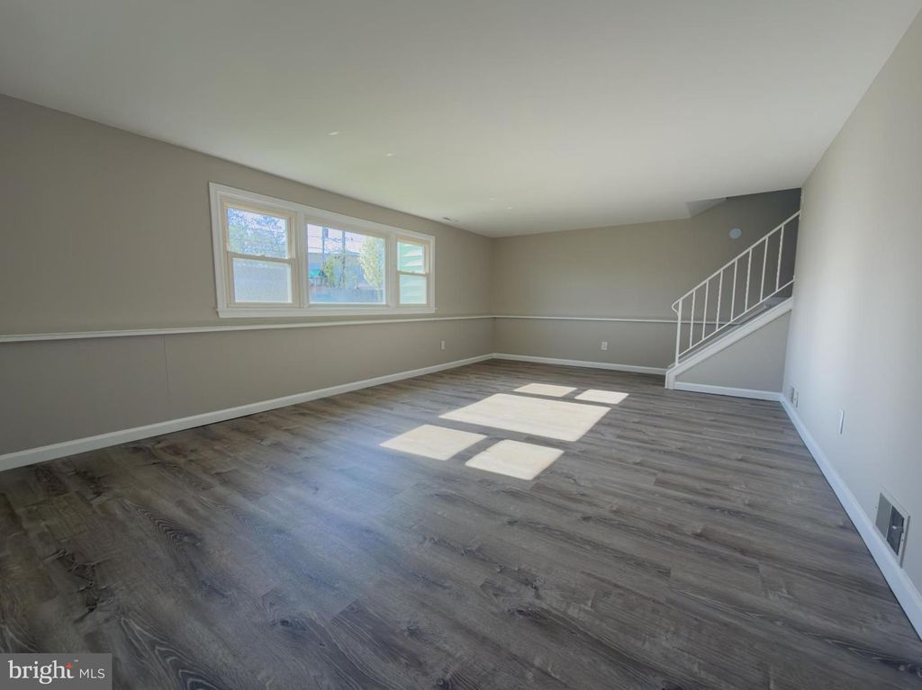 Image 13 of property listing at 6 YEATES DR, New Castle, DE 19720