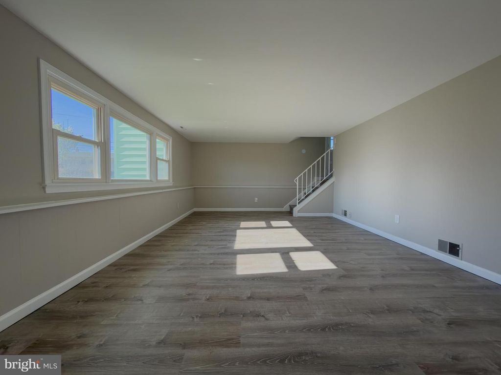 Image 14 of property listing at 6 YEATES DR, New Castle, DE 19720