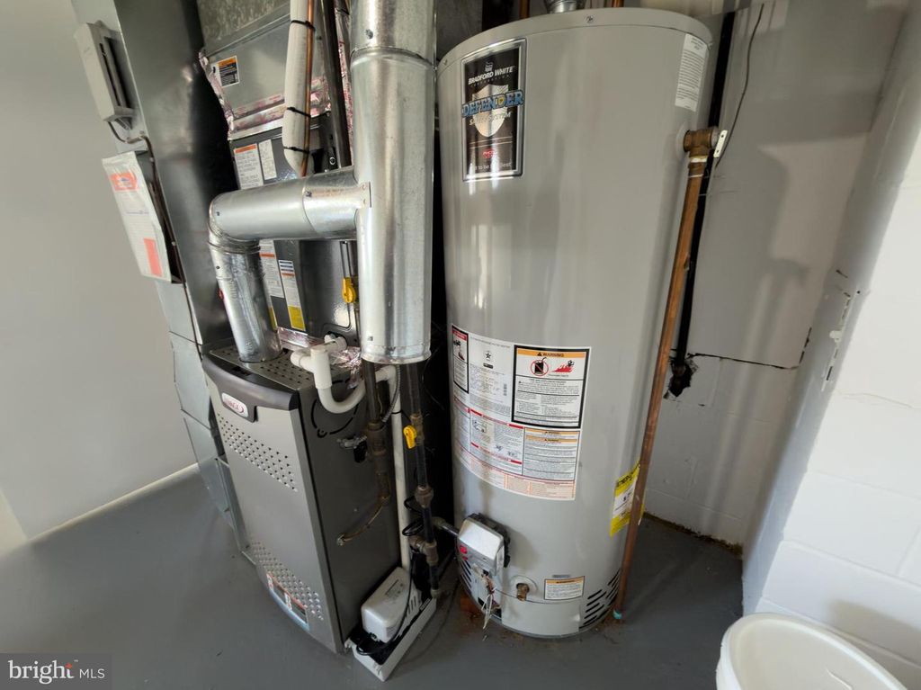 Image 17 of property listing at 6 YEATES DR, New Castle, DE 19720