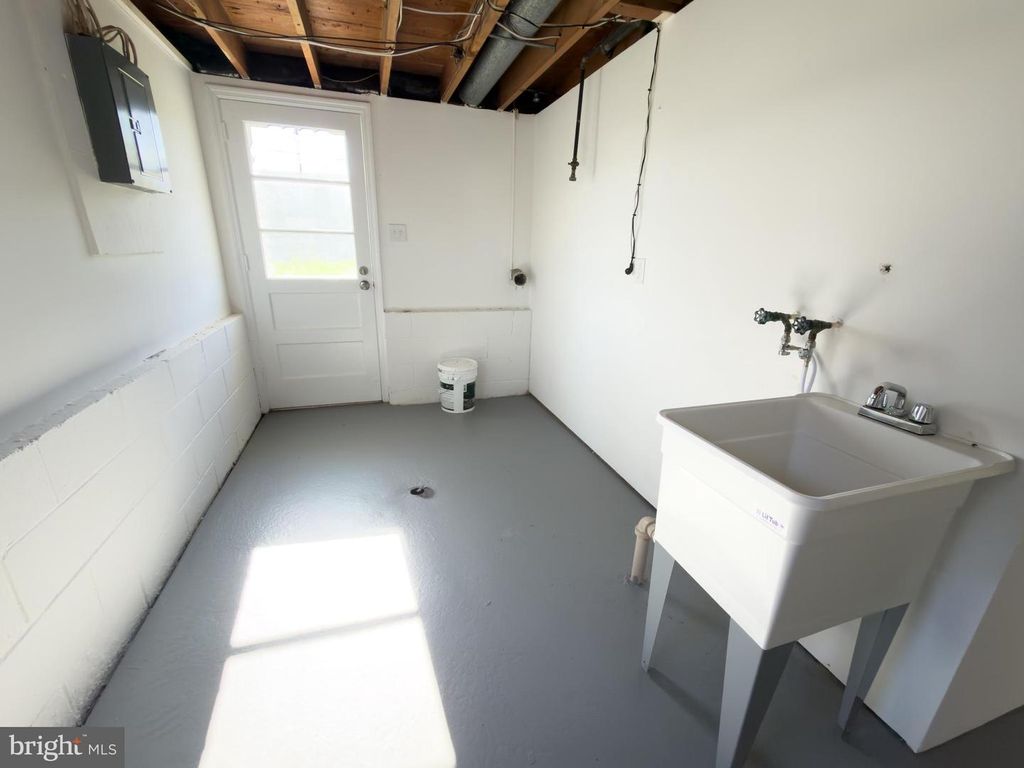 Image 18 of property listing at 6 YEATES DR, New Castle, DE 19720