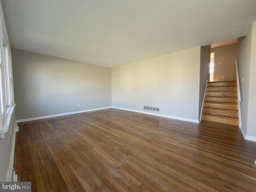 Image 3 of property listing at 6 YEATES DR, New Castle, DE 19720