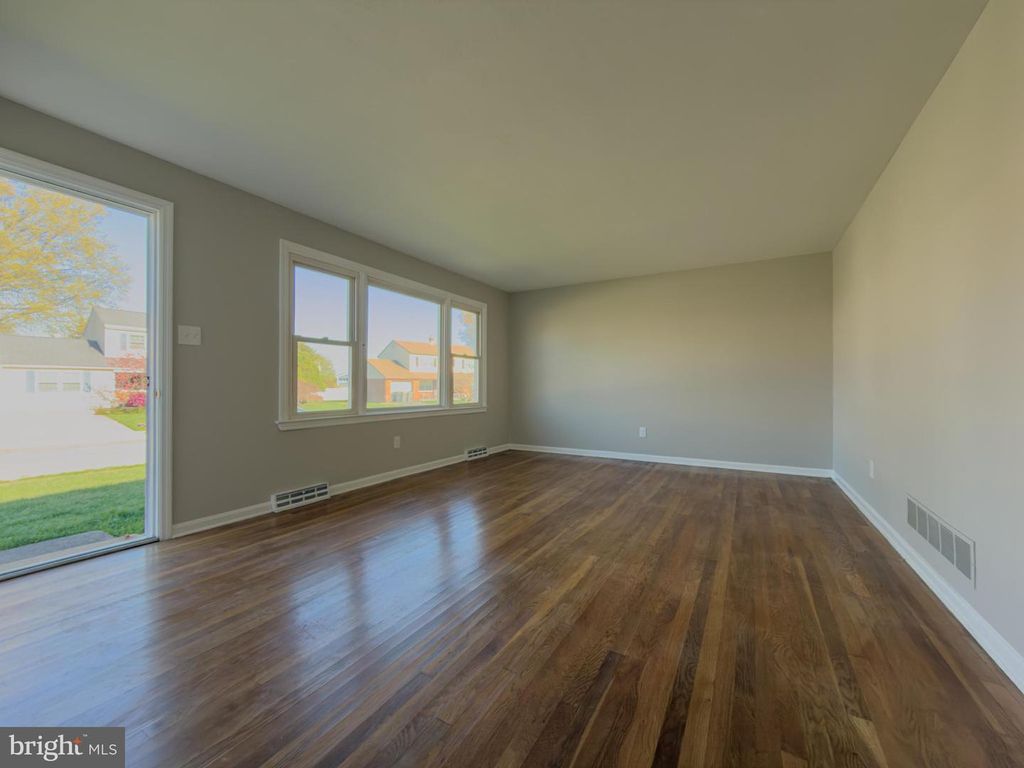 Image 4 of property listing at 6 YEATES DR, New Castle, DE 19720