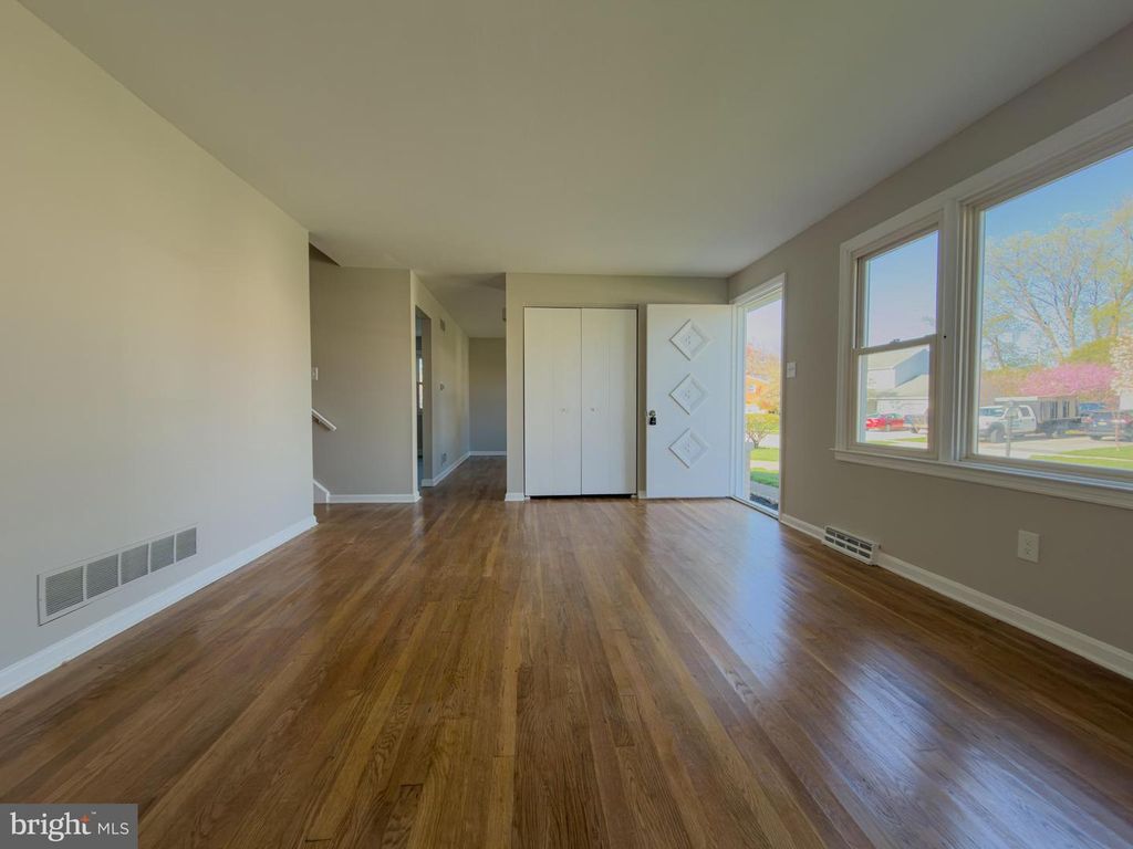 Image 5 of property listing at 6 YEATES DR, New Castle, DE 19720