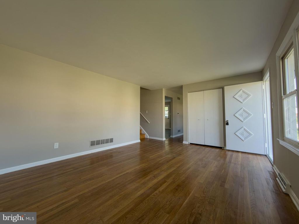 Image 6 of property listing at 6 YEATES DR, New Castle, DE 19720