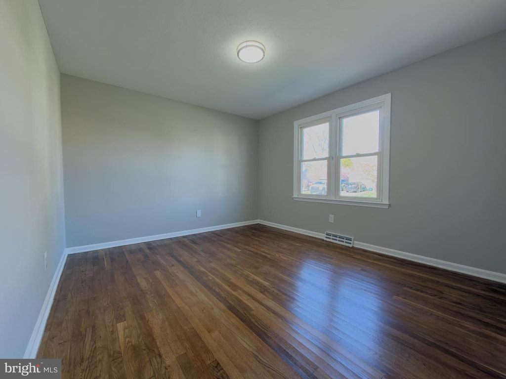 Image 7 of property listing at 6 YEATES DR, New Castle, DE 19720