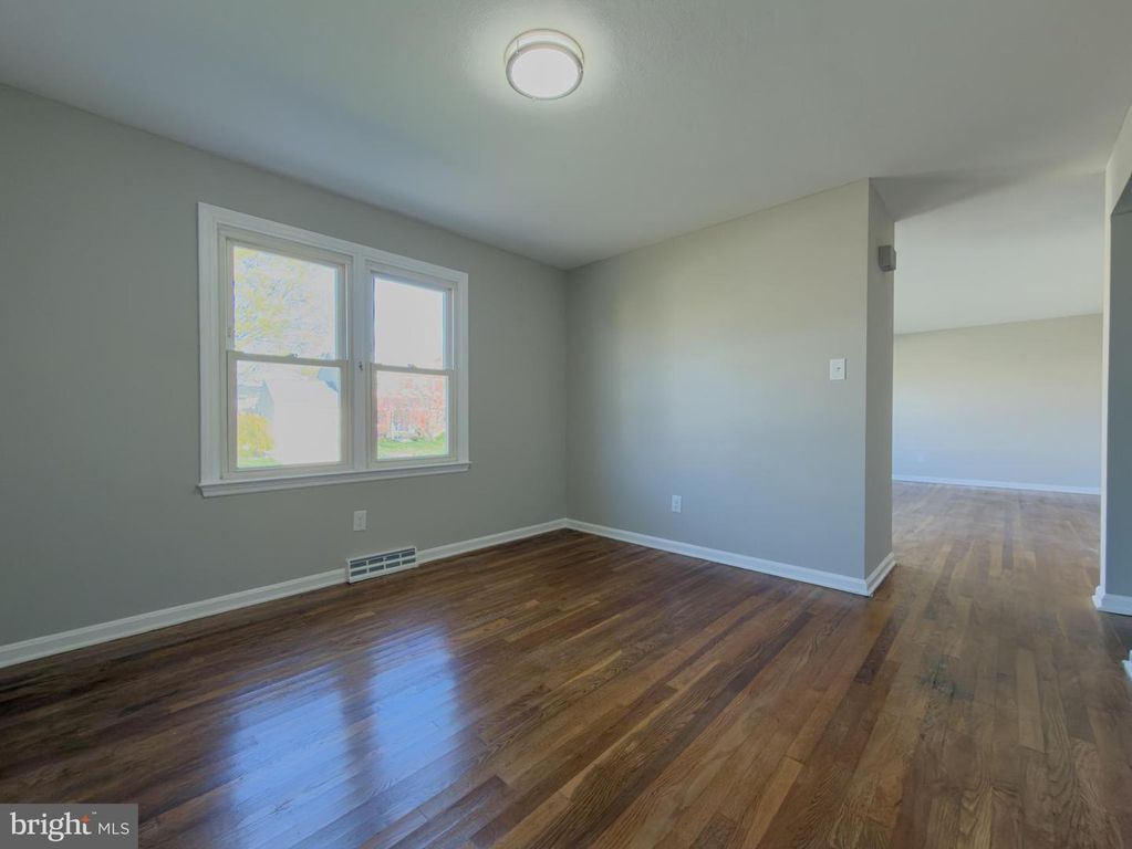 Image 8 of property listing at 6 YEATES DR, New Castle, DE 19720