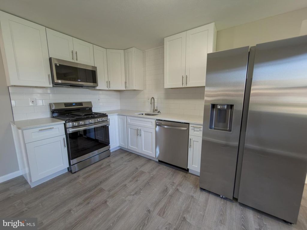 Image 9 of property listing at 6 YEATES DR, New Castle, DE 19720