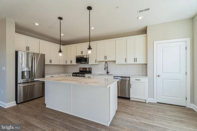 1 IRONWOOD DR, Royersford, PA 19468